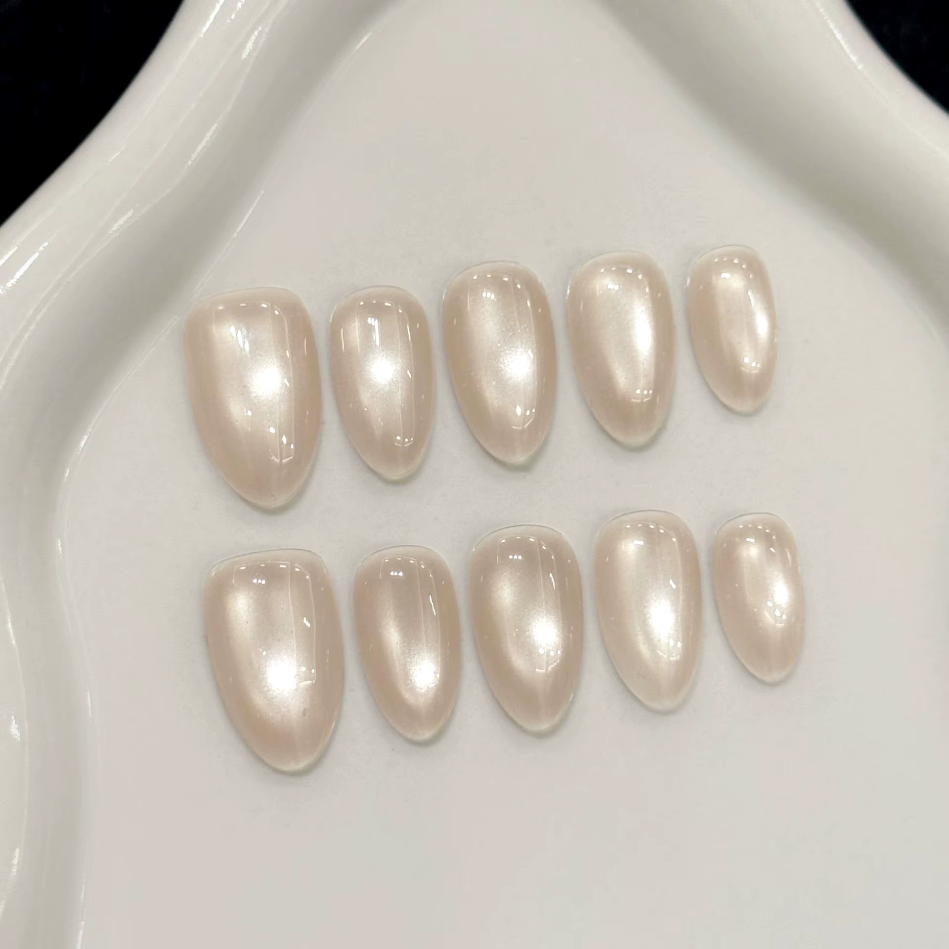 Faux ongles courts en amande œil de chat rose