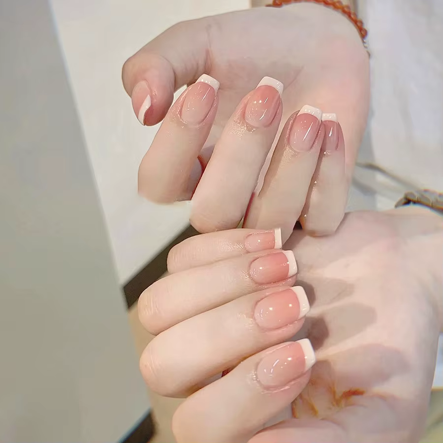 10 faux ongles roses faits à la main