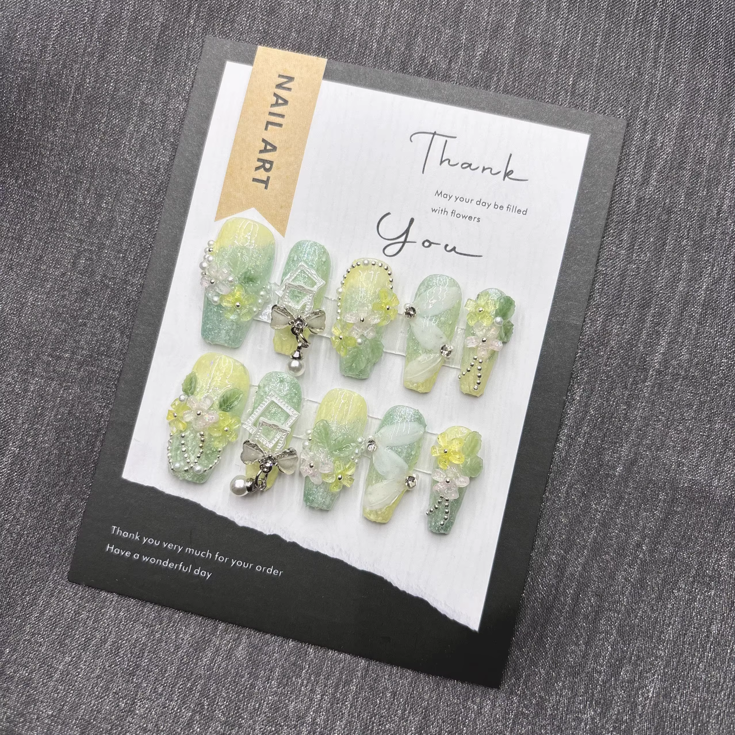 Clous à pression floraux verts doux d'inspiration naturelle avec botaniques en soie flexibles et détails métalliques