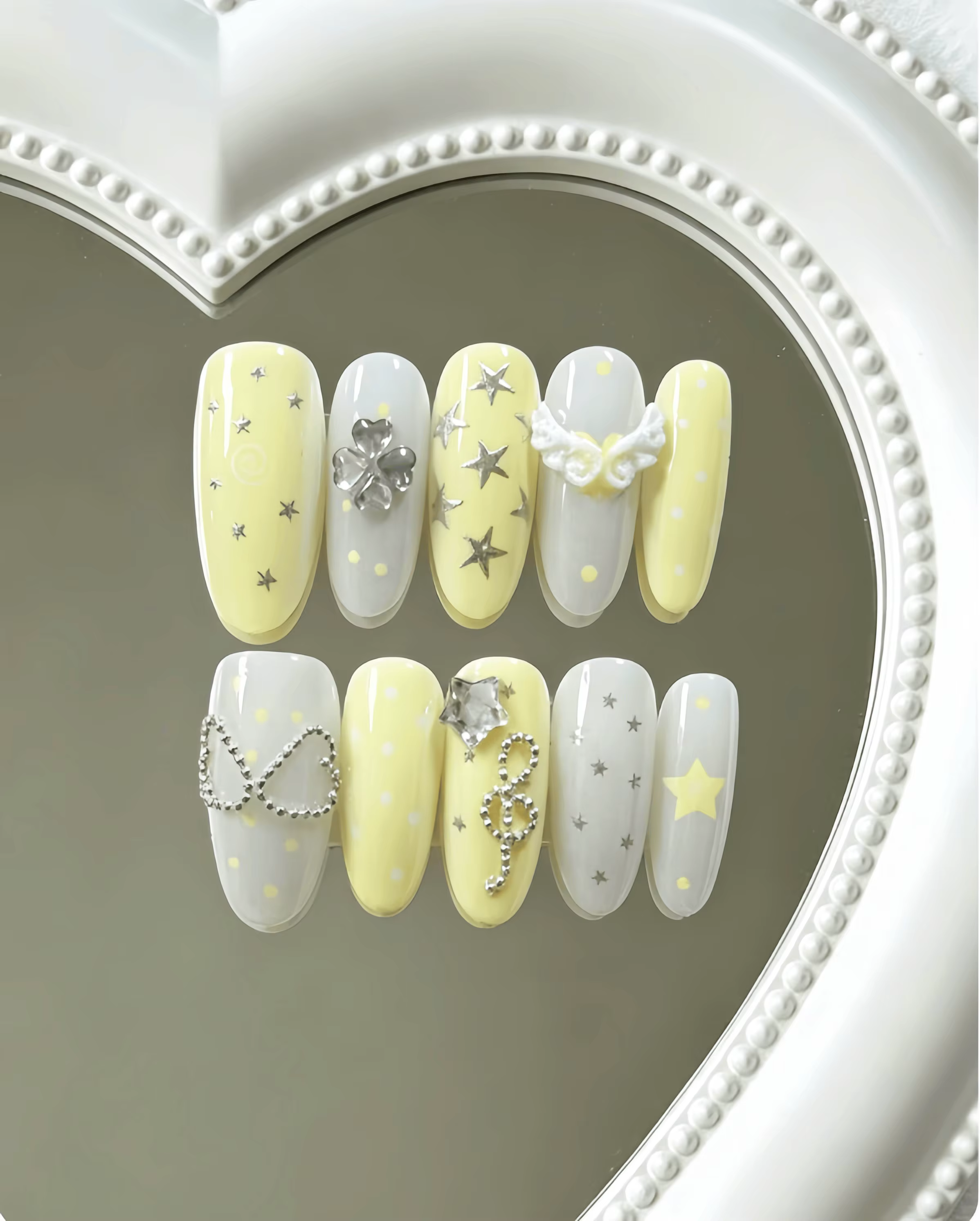 10 faux ongles en forme d'amande de longueur moyenne