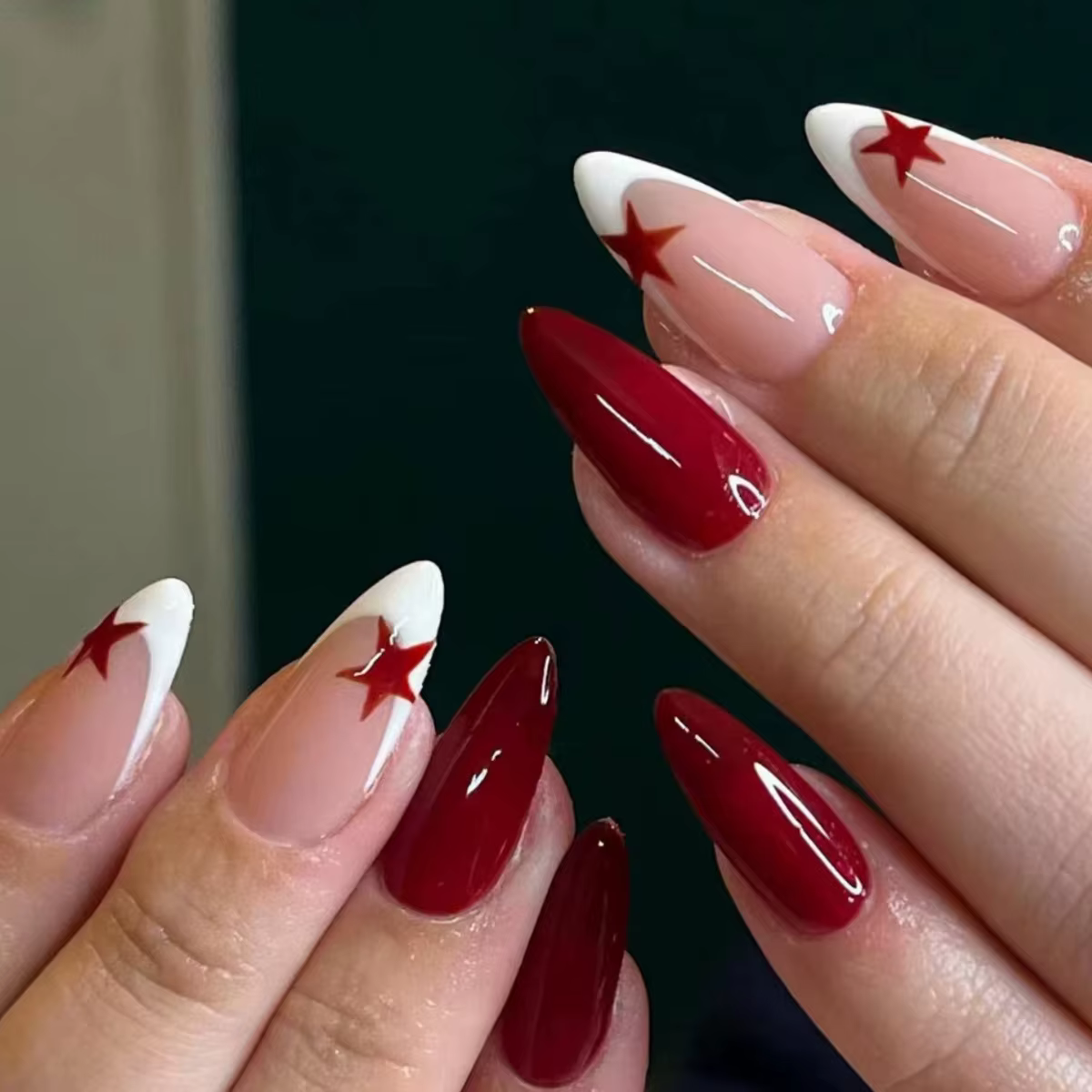 Faux ongles français rouge étoile à cinq branches