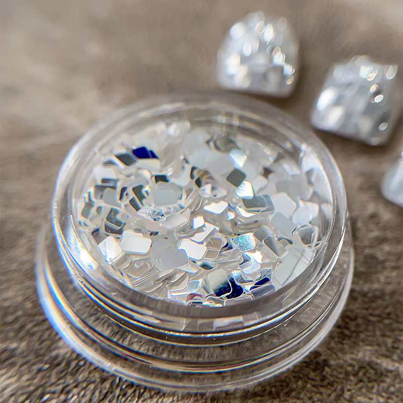 Bijoux pailletés argentés carrés minimalistes pour ongles