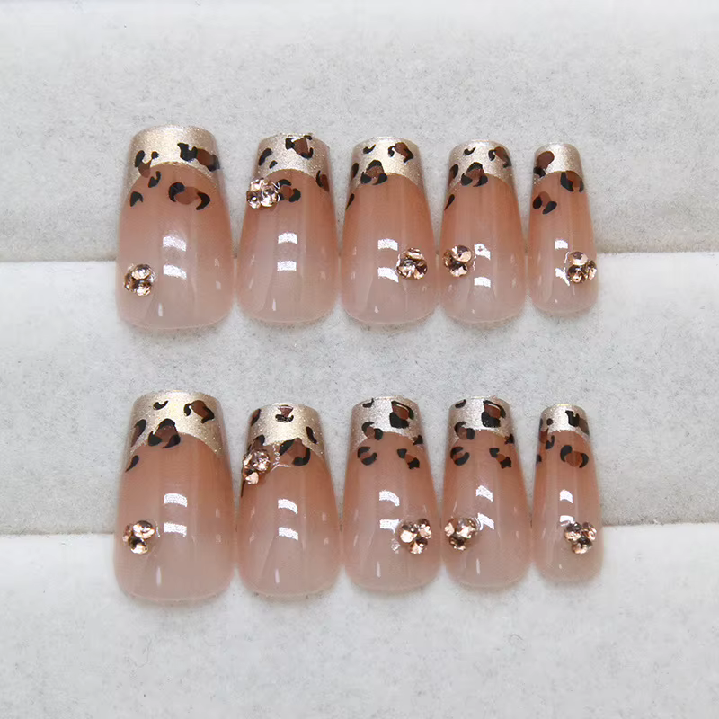 Faux ongles longs à presser