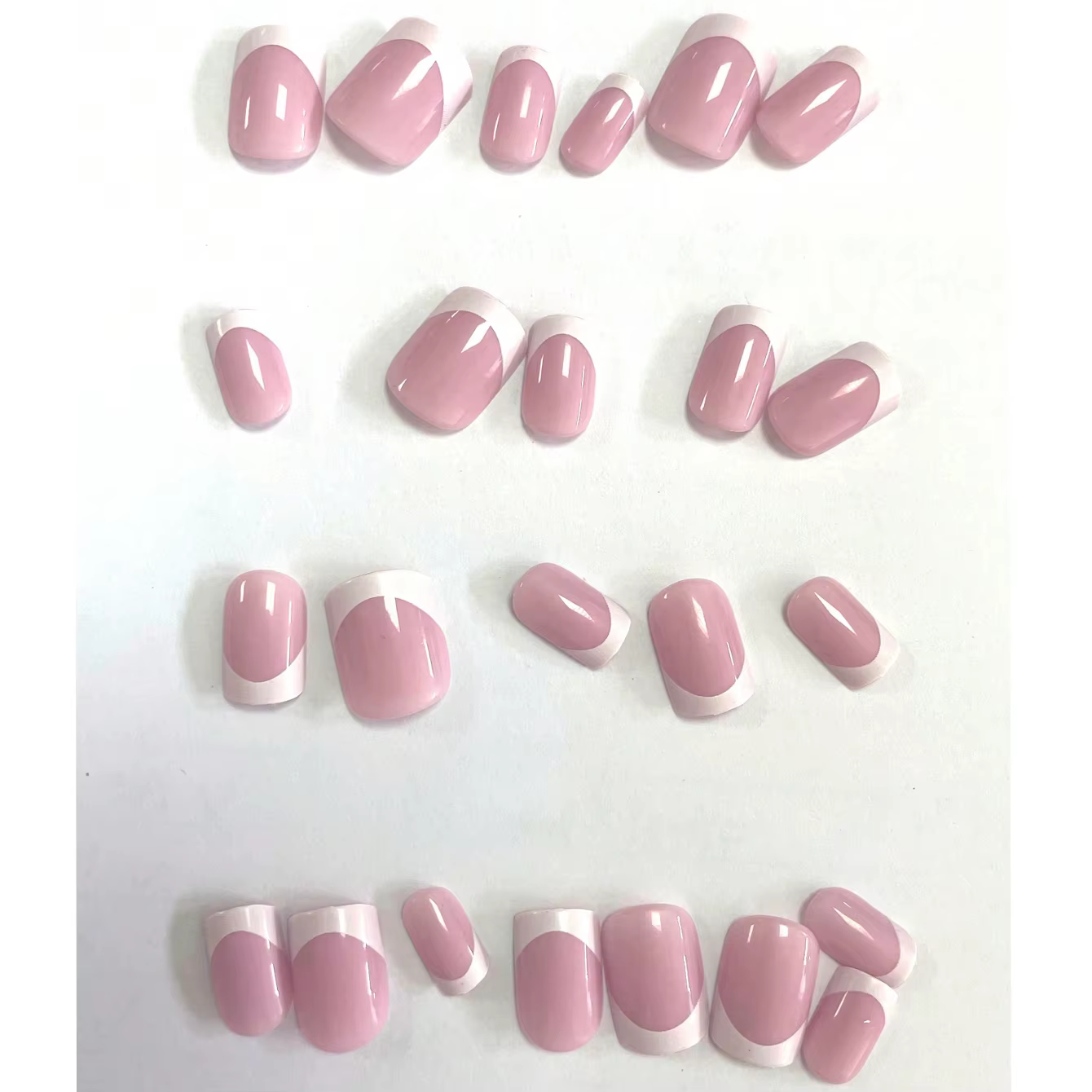 24 pièces d'ongles minimalistes français courts avec 1 gelée et 1 lime à ongles