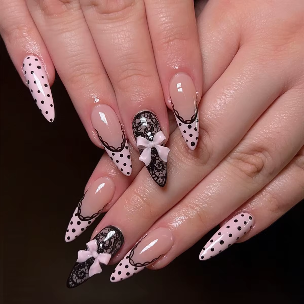 24 faux ongles français à pois avec nœud papillon