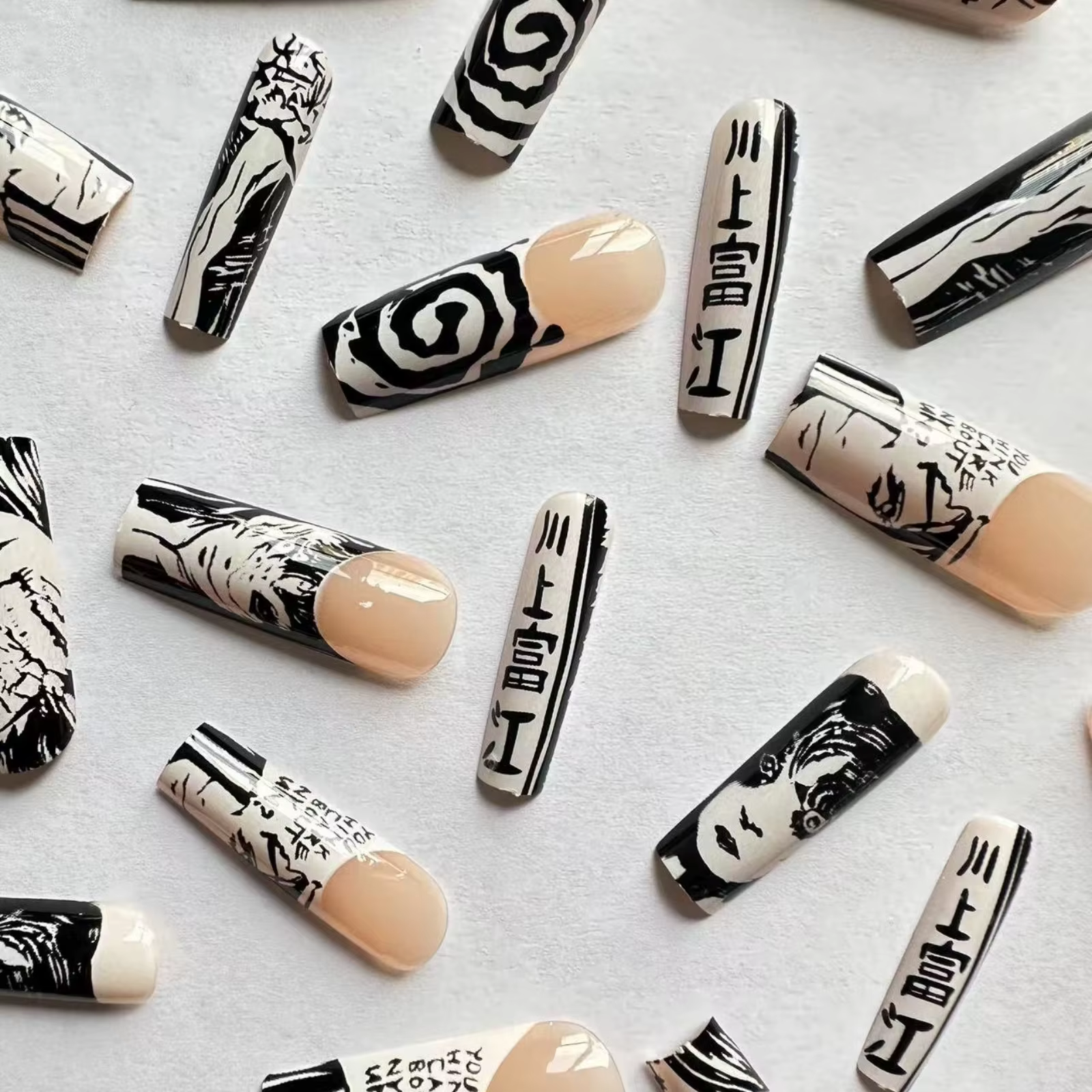 24 pièces/ensemble amande pointue Kawakami Tomie presse sur ongles portable artificiel avancé bande dessinée japonaise