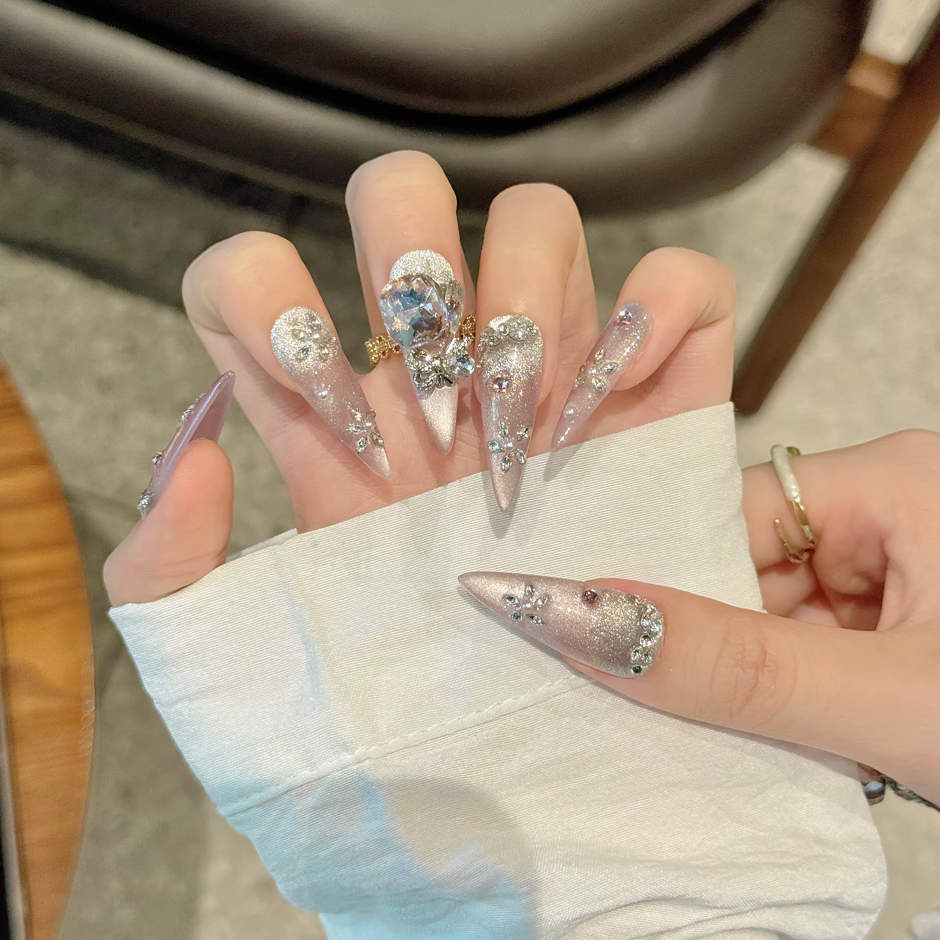 Presse à la main sur les ongles brillant rose oeil de chat faux