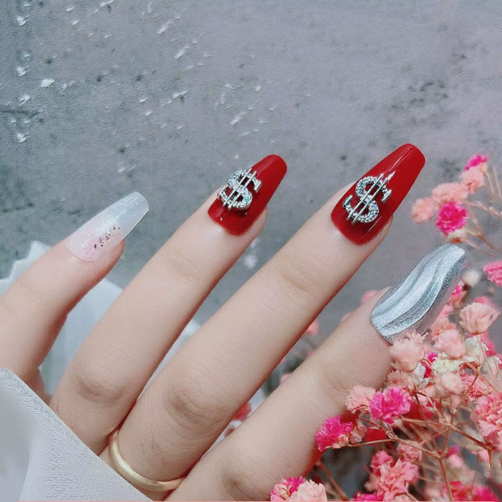 Décoration d'ongles en forme de dollar en argent et or