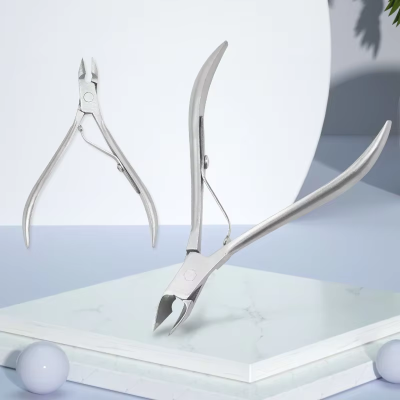 Petit coupe-cuticules professionnel pour manucure et pédicure