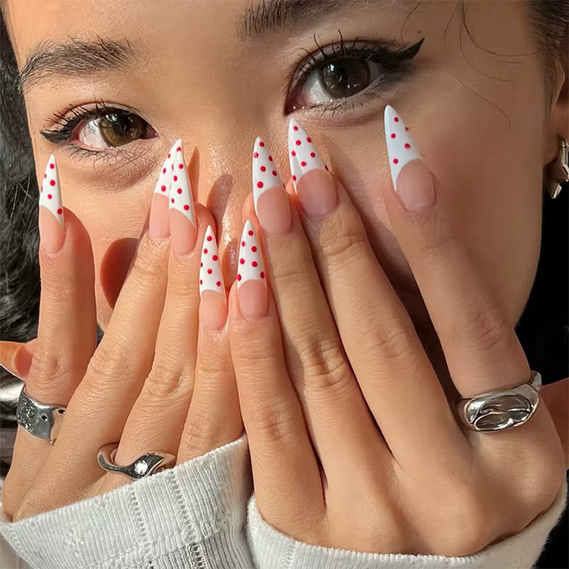 24 pièces blanc amande presse sur ongles noir à pois faux