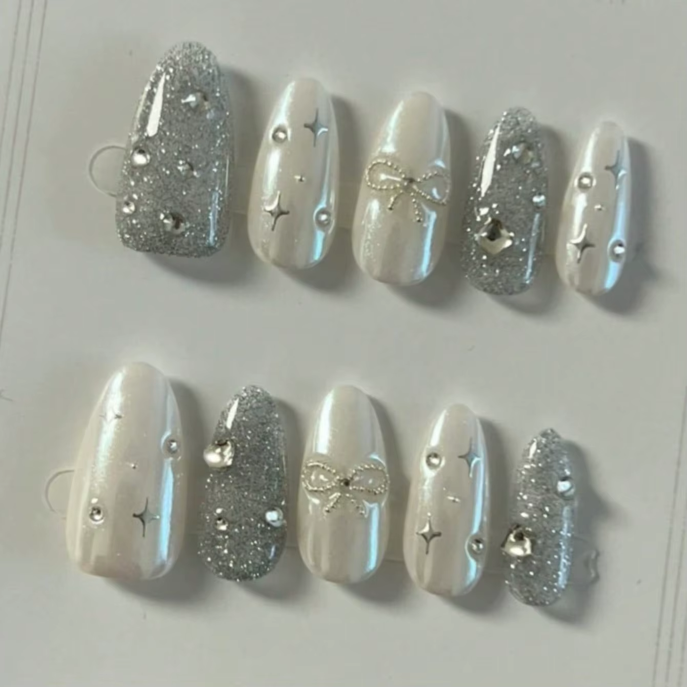 10 pièces de faux ongles en forme d'amande pressés à la main