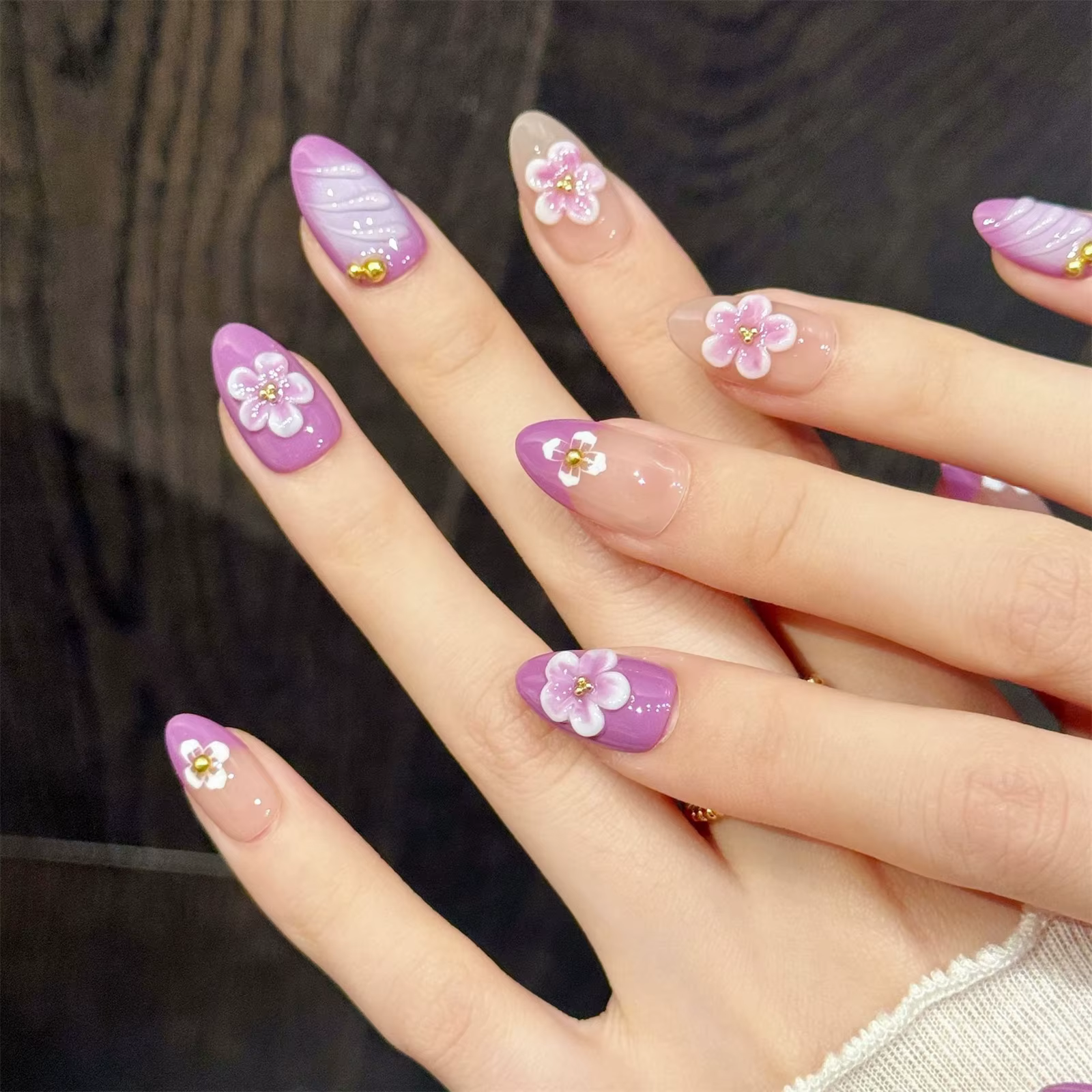 10 faux ongles dégradés rose et violet avec des motifs de fleurs en relief 3D