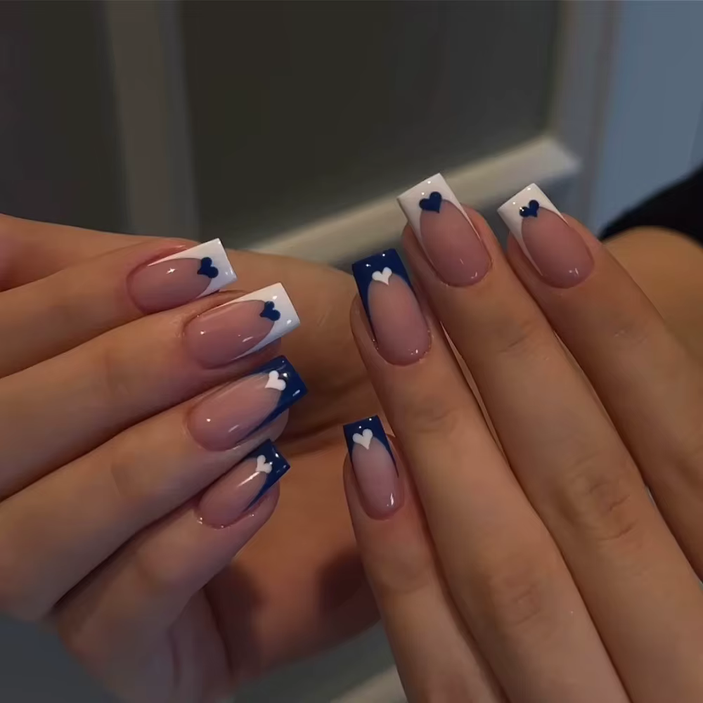 Superbes faux ongles carrés classiques bleus et blancs motif cœur