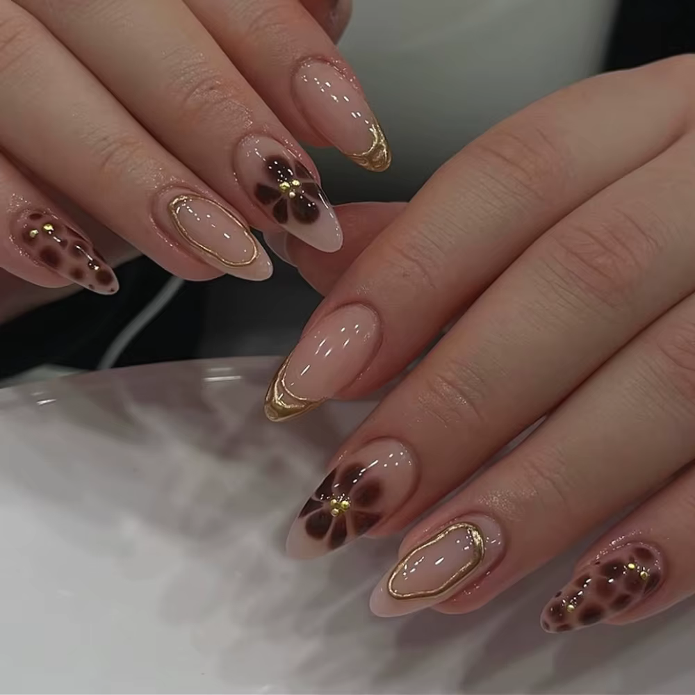 Mode fleurs brunes couleur nue Nail Art or français amande faux ongles détachable fini