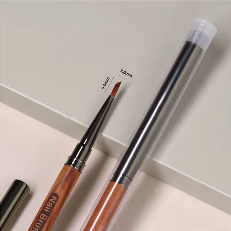 Brosse à ongles triangulaire avec manche rond en bois