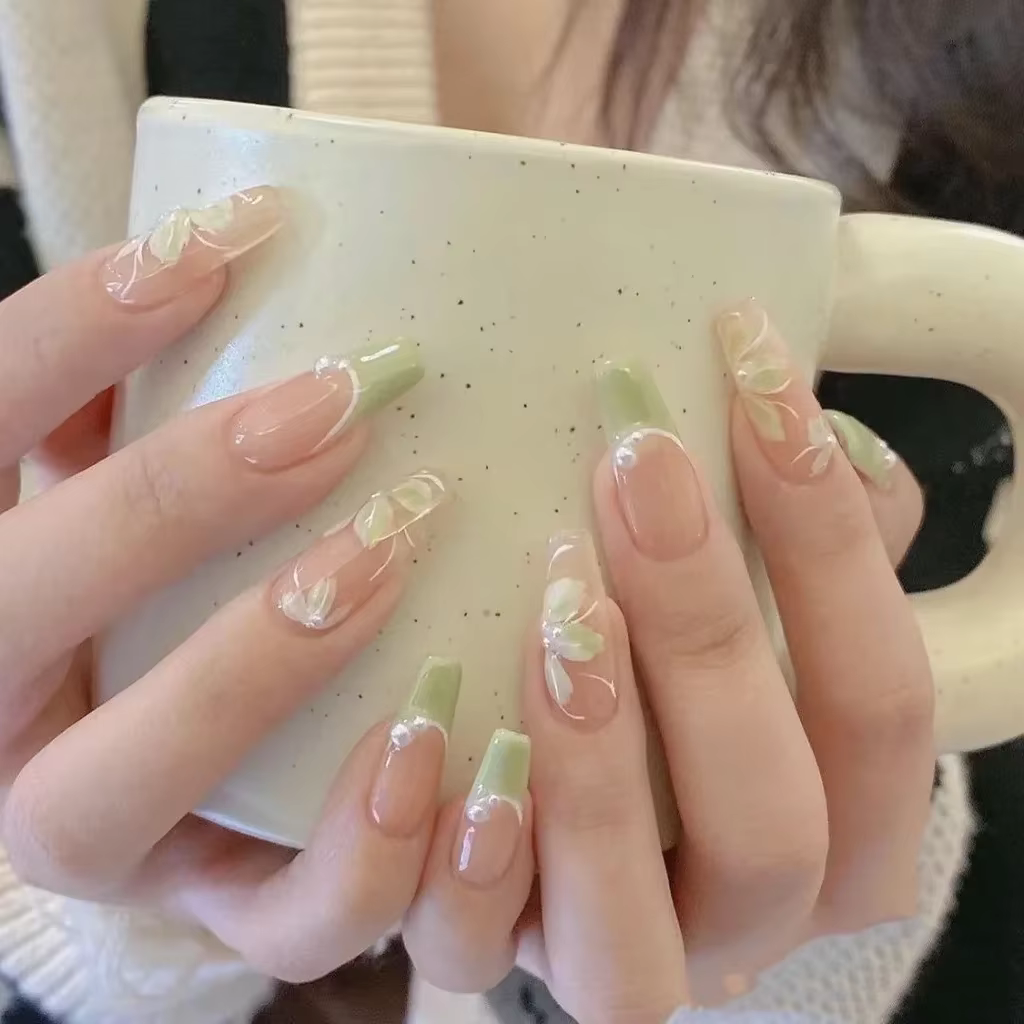 Faux ongles printaniers délicats couleur menthe vert clair