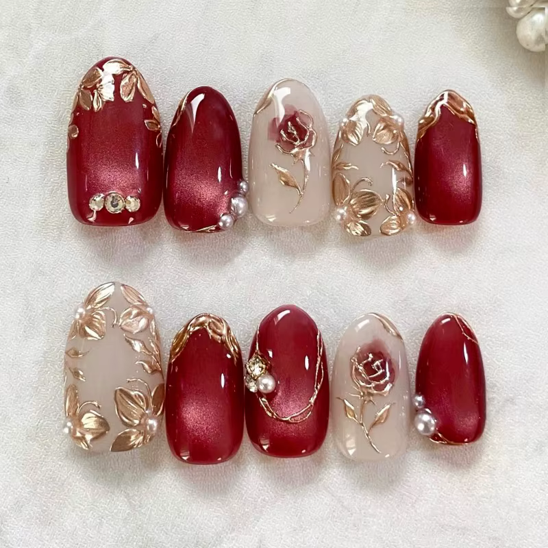 24 faux ongles dorés en amande avec colle