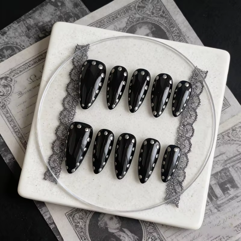 10 faux ongles noirs faits à la main