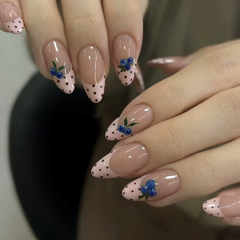 Faux ongles à presser en amande, nude à pois, style French, avec décor 3D Myrtille, amovibles, pour femme, manucure tendance, pour le printemps, le quotidien et les rendez-vous