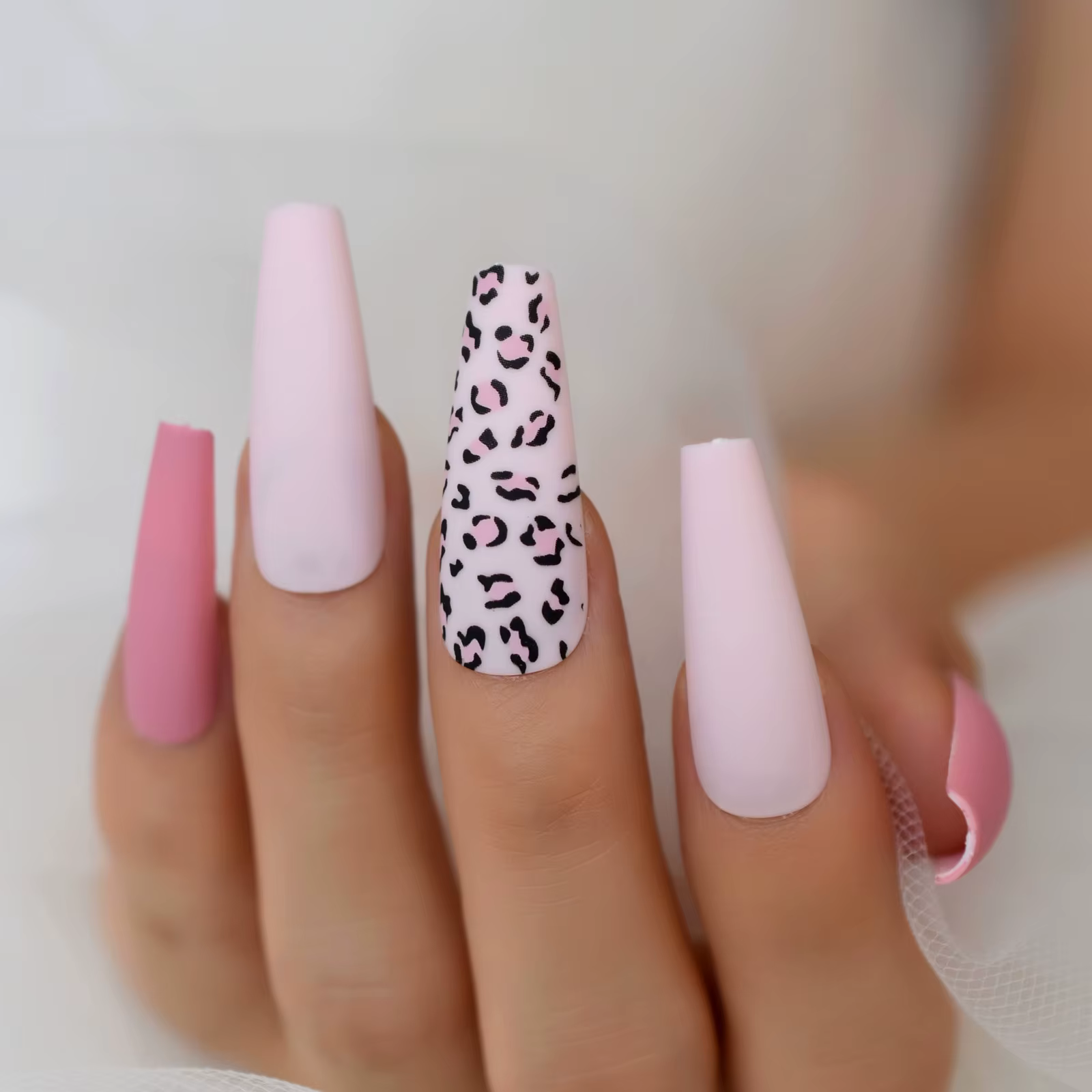 Faux ongles ballerine super longs colorés avec des motifs léopard
