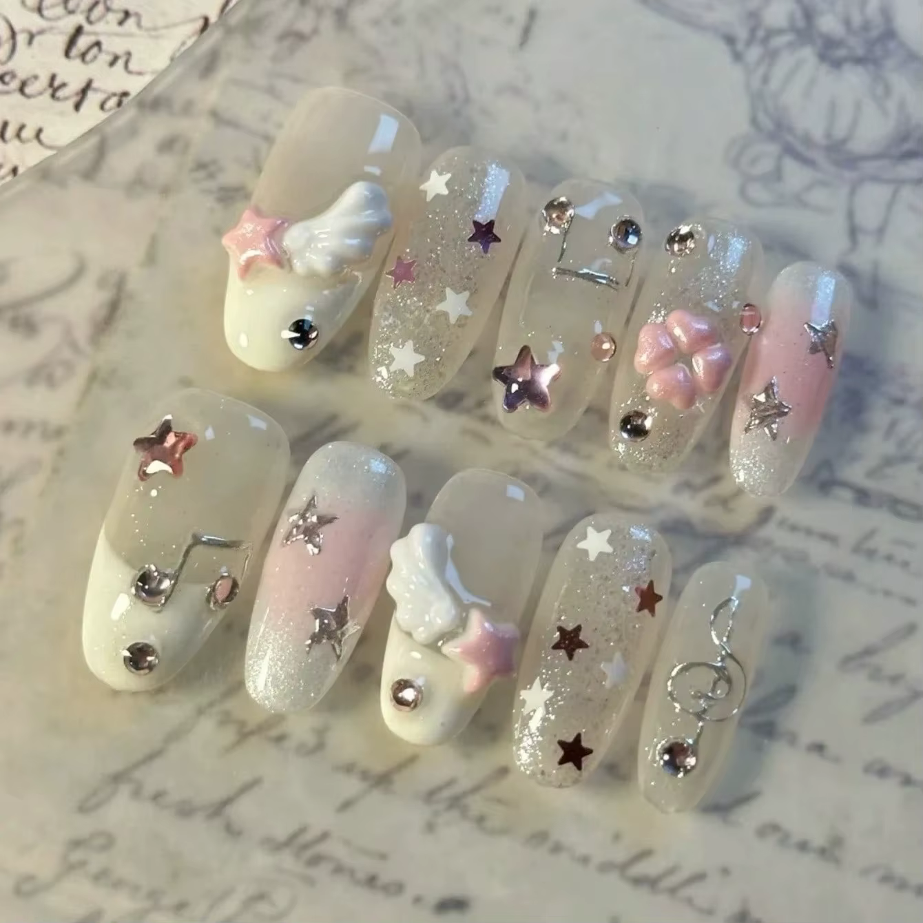 10 pièces de faux ongles en forme d'amande pressés à la main