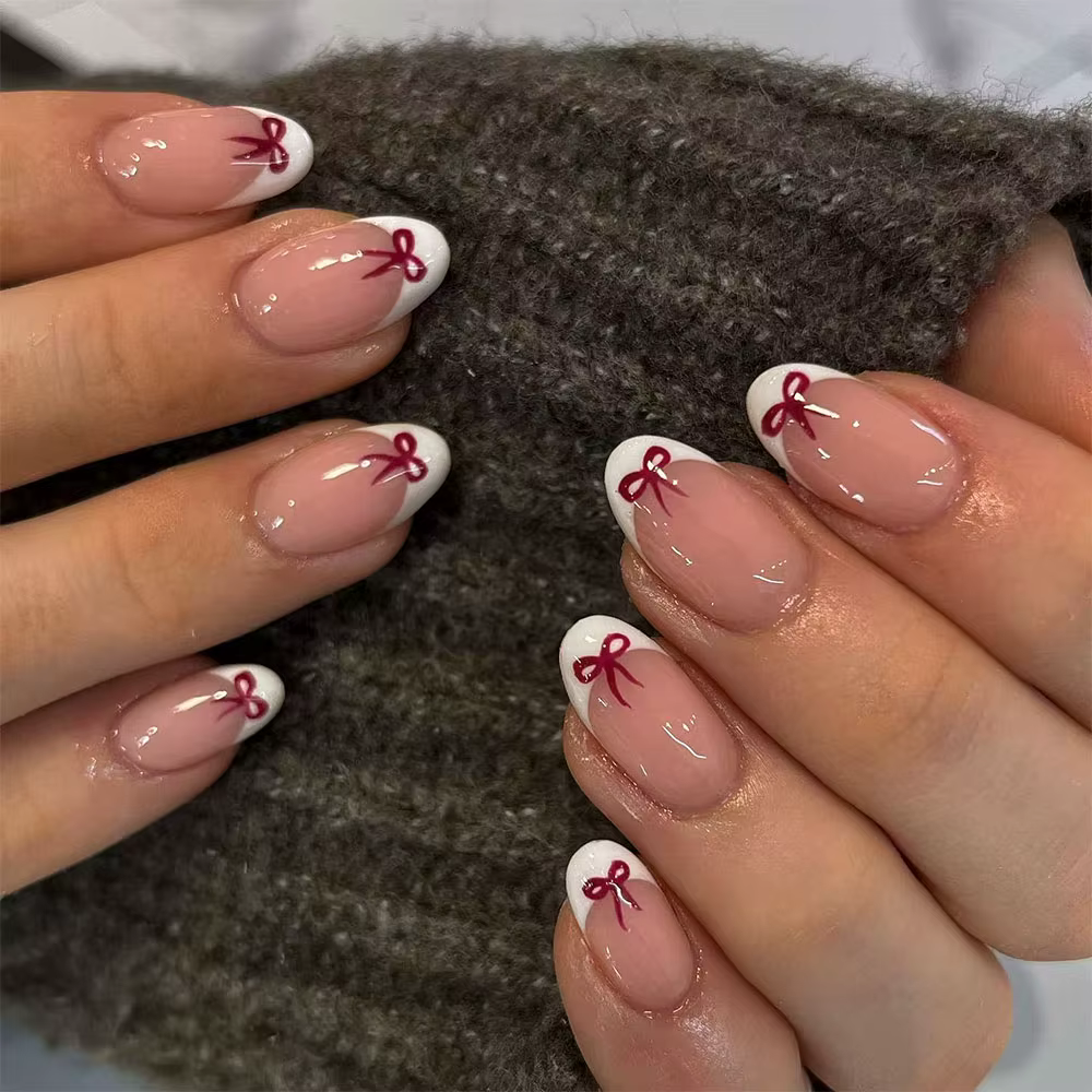 24 morceaux de pointes d'ongles courtes en forme d'amande avec des motifs de nœud rouge