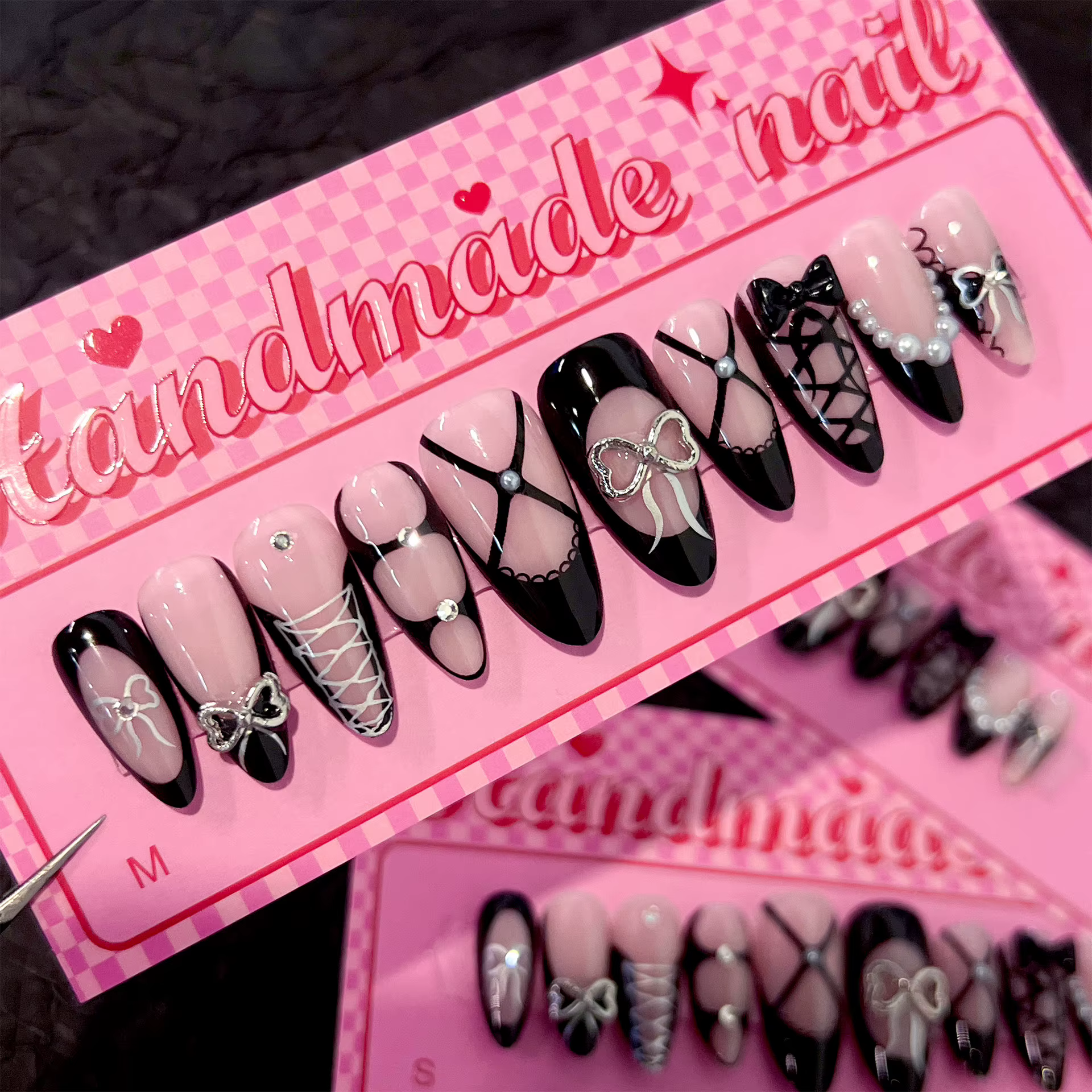 Presse à la main sur les ongles français 3D noir arc faux