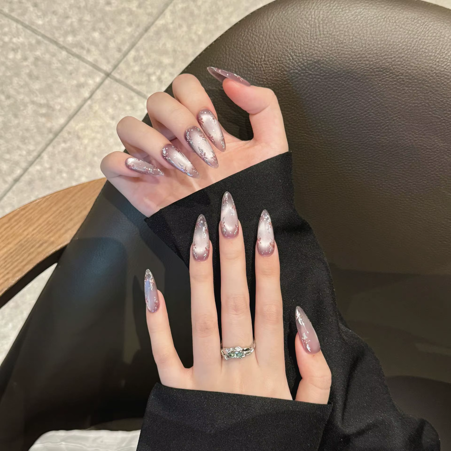 Presse faite à la main sur les ongles fleurs peintes