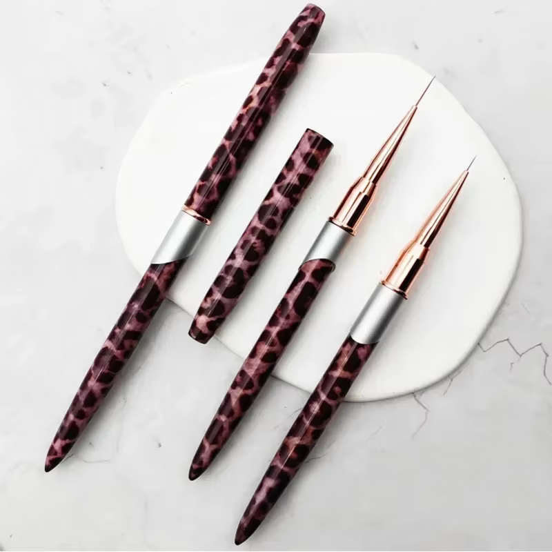 Brosse à ongles avec manche léopard