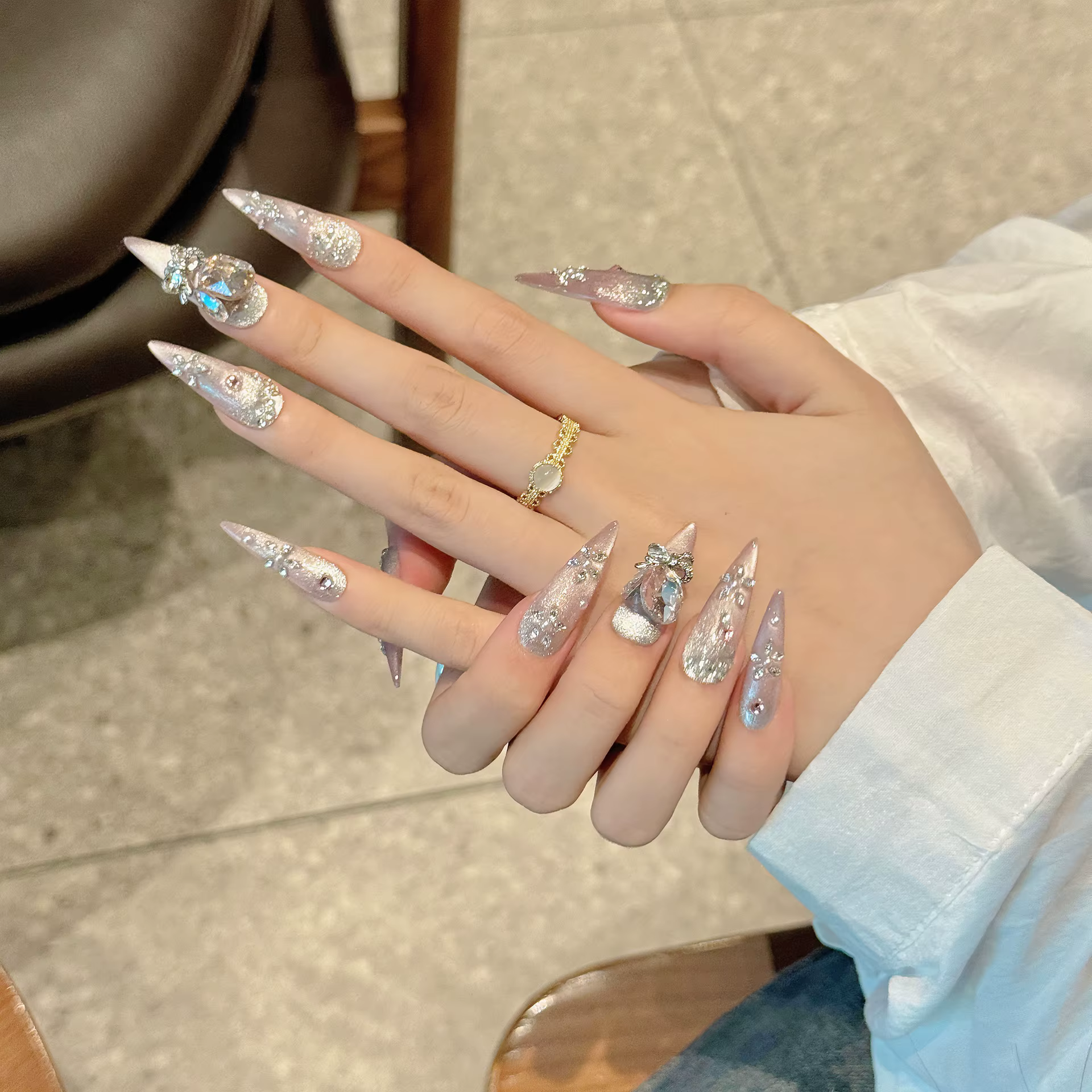Presse à la main sur les ongles brillant rose oeil de chat faux