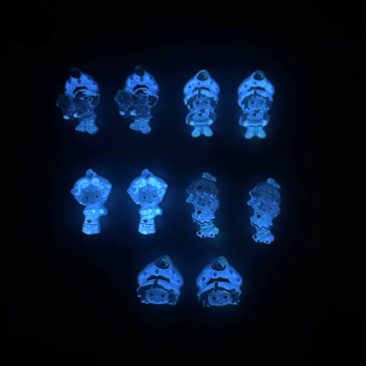 Nouveau dessin animé Adorable fraise fille résine ongles breloques 3D créatif lumineux