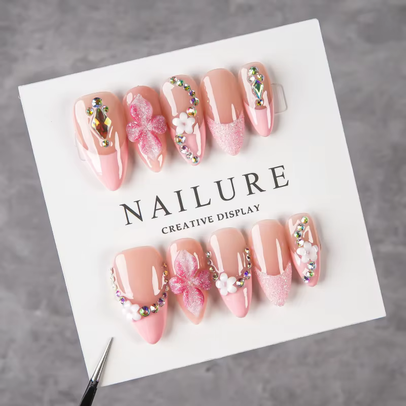 Faux ongles à presser couleur nude amande