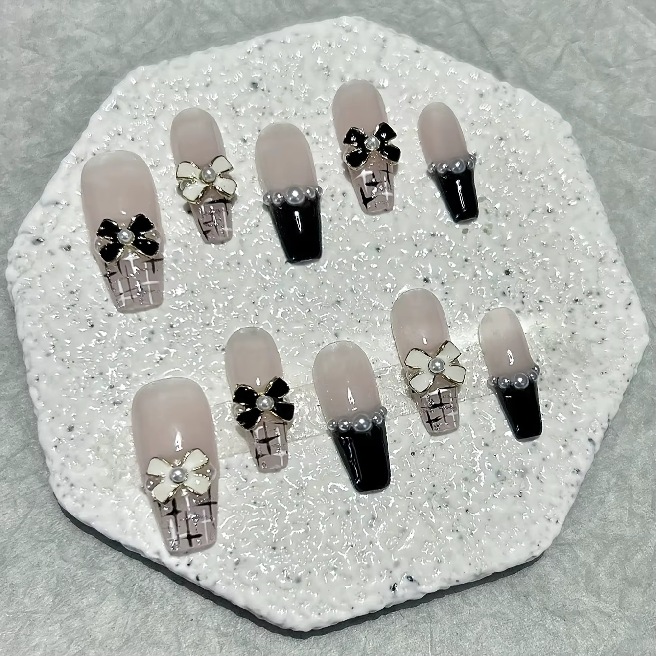 Faux ongles de luxe avec nœud en perles