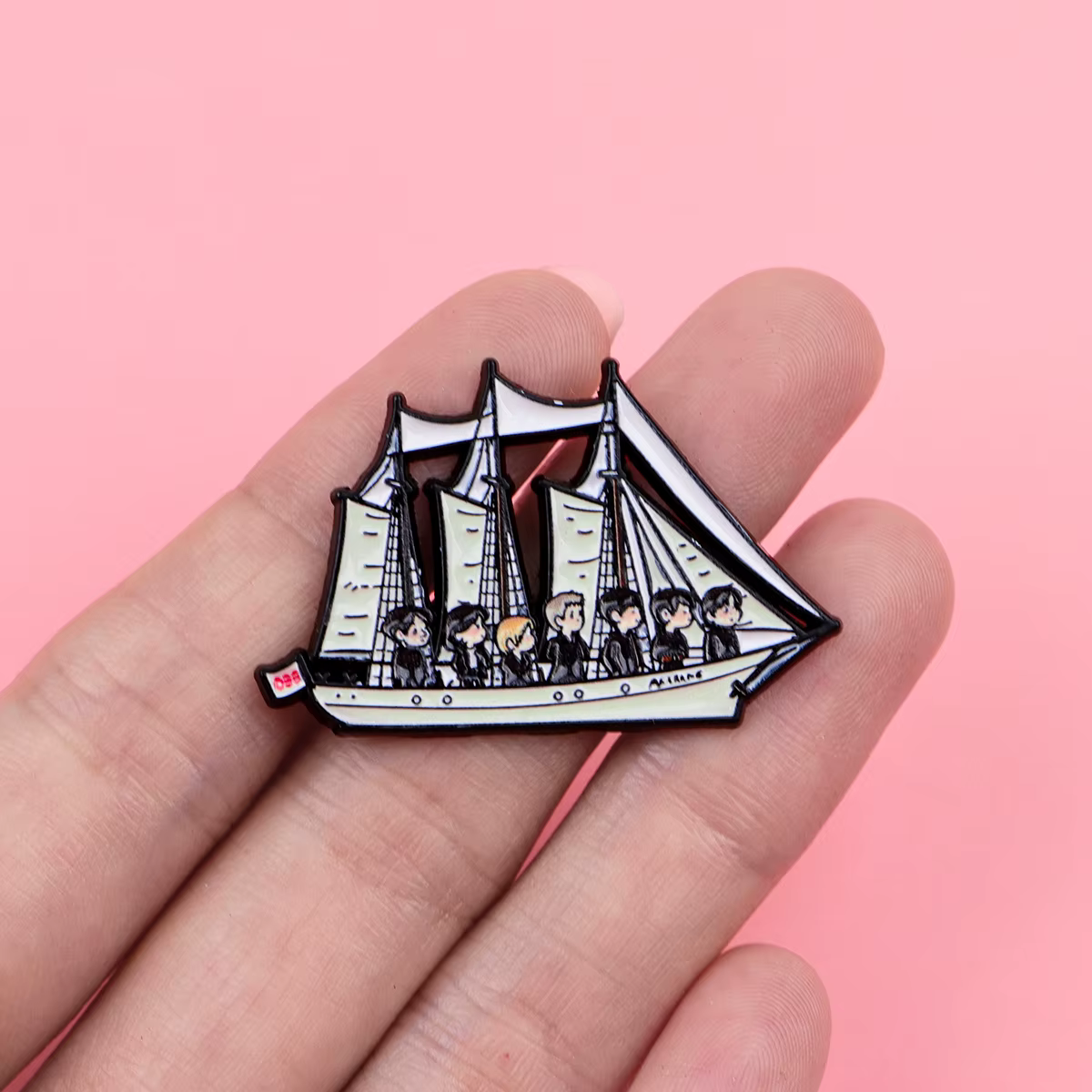 Broche émaillée de voilier, motif dessin animé six membres de l'équipage, épinglette vintage de marin pour veste en jean, sac à dos, cadeau pour fans et bijoux