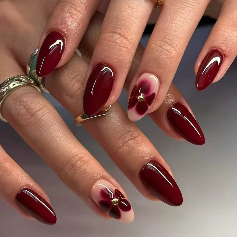 24 faux ongles à presser en amande vernissés