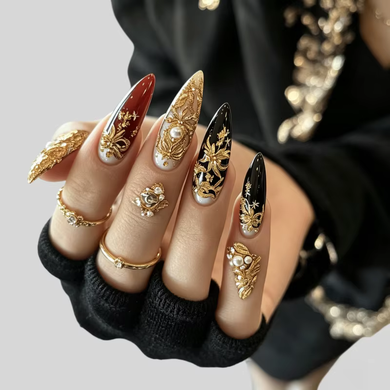 24 faux ongles noirs et rouges avec accents dorés