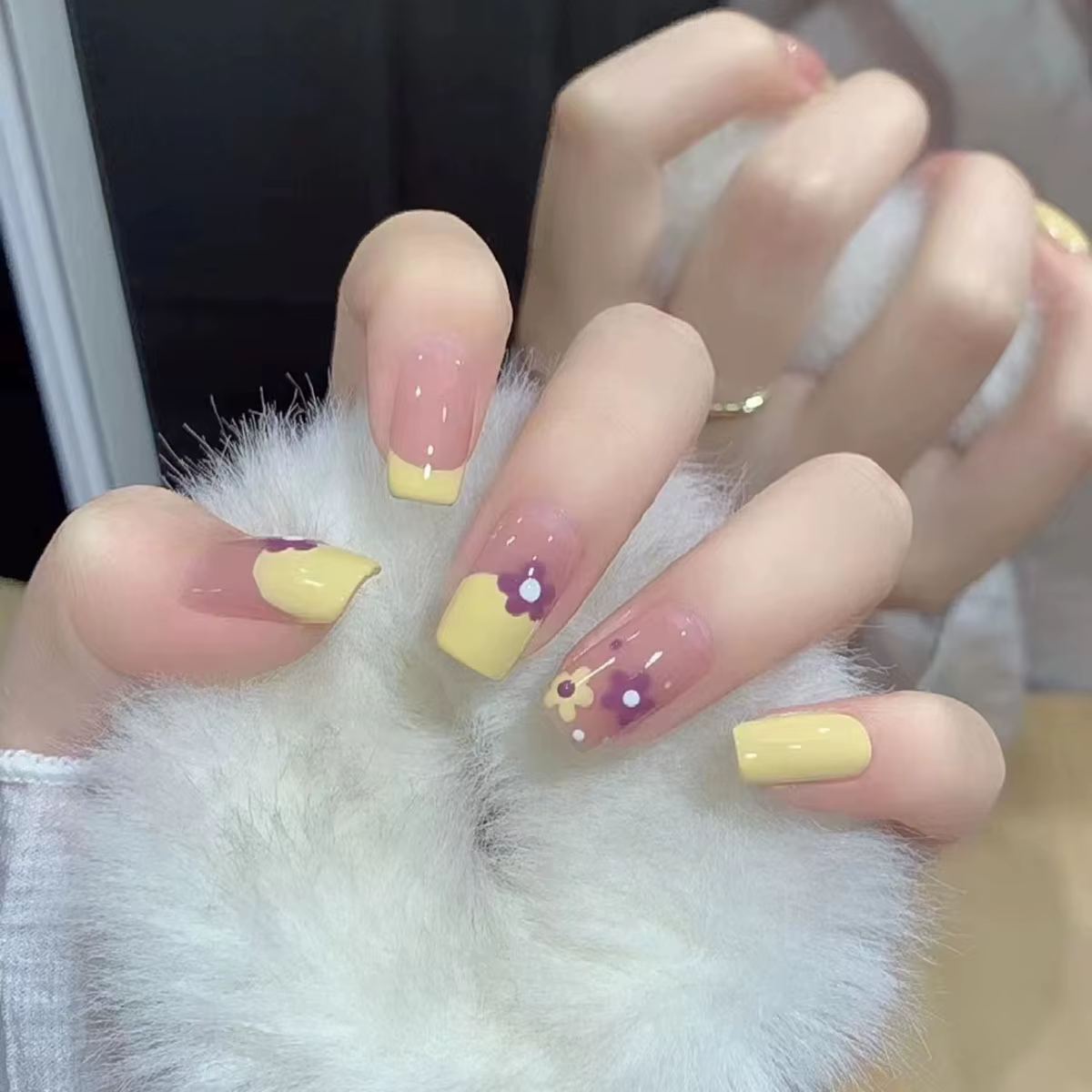 24 faux ongles brillants à motif floral