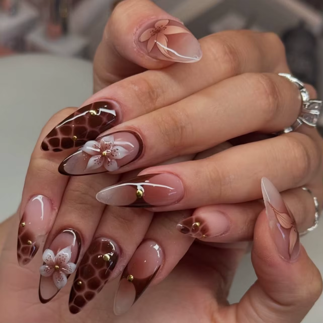 24 pièces rétro amande presse sur ongles marron marbre fissures fleur de glace imprimé faux