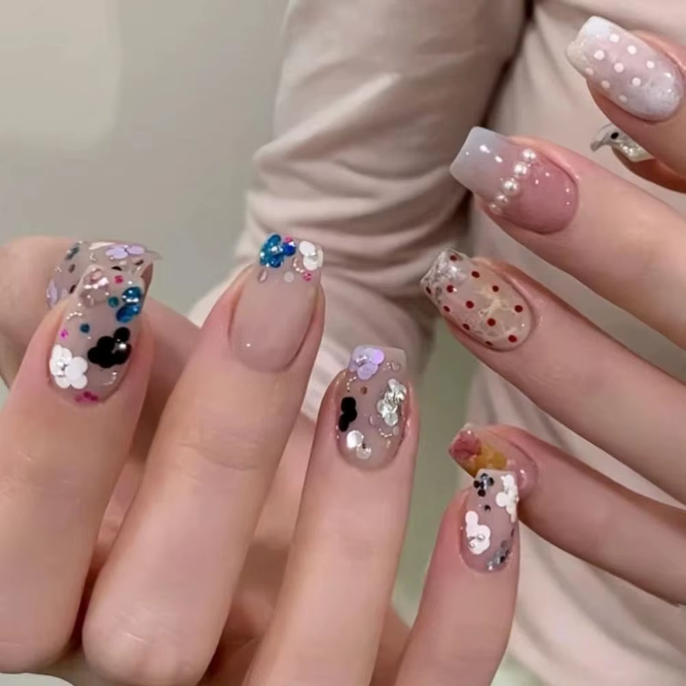 Décorations d'ongles colorées à pois scintillants