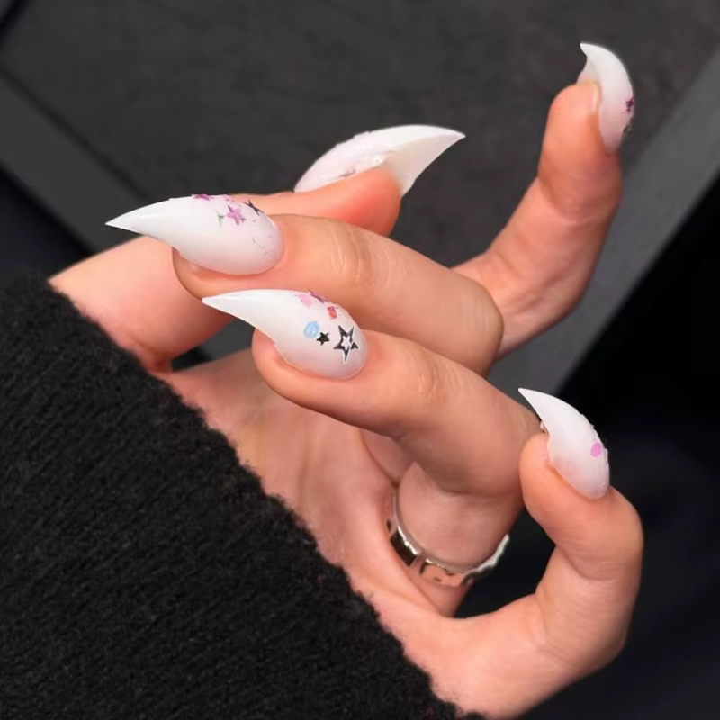Faux ongles longs stiletto blanc laiteux à presser