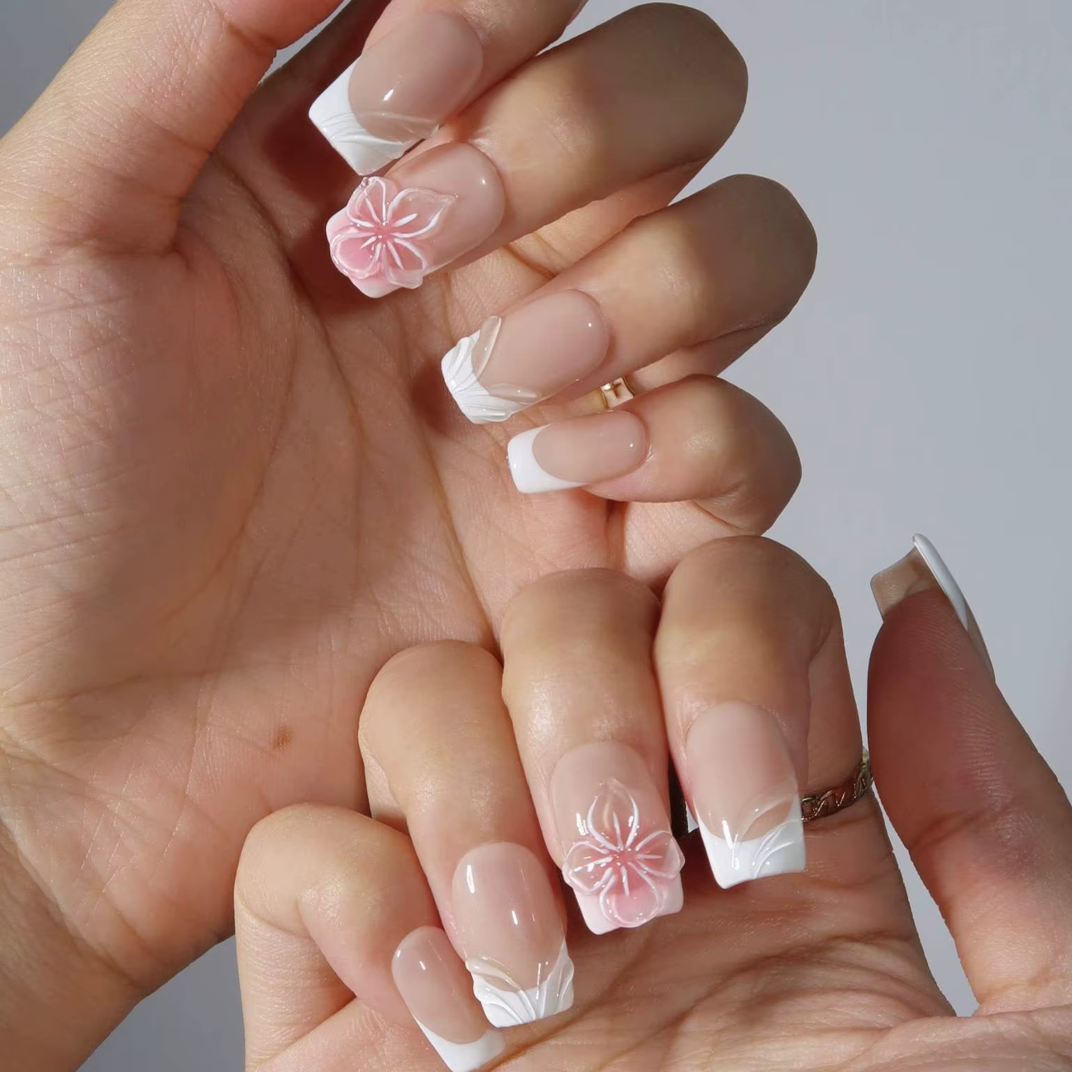 Presse à la main sur les ongles fleurs blanc pointes françaises 3D fleur rose court faux