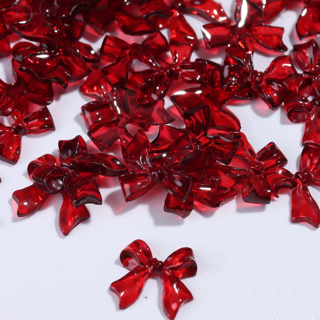 Charmes pour ongles pour la Saint-Valentin - Formes de cœur rouge et de nœud pour la manucure