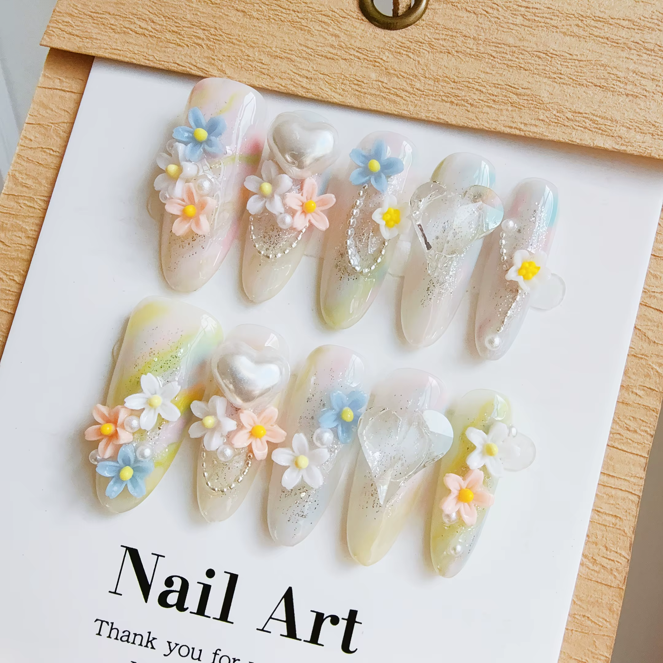 Faux ongles faits à la main
