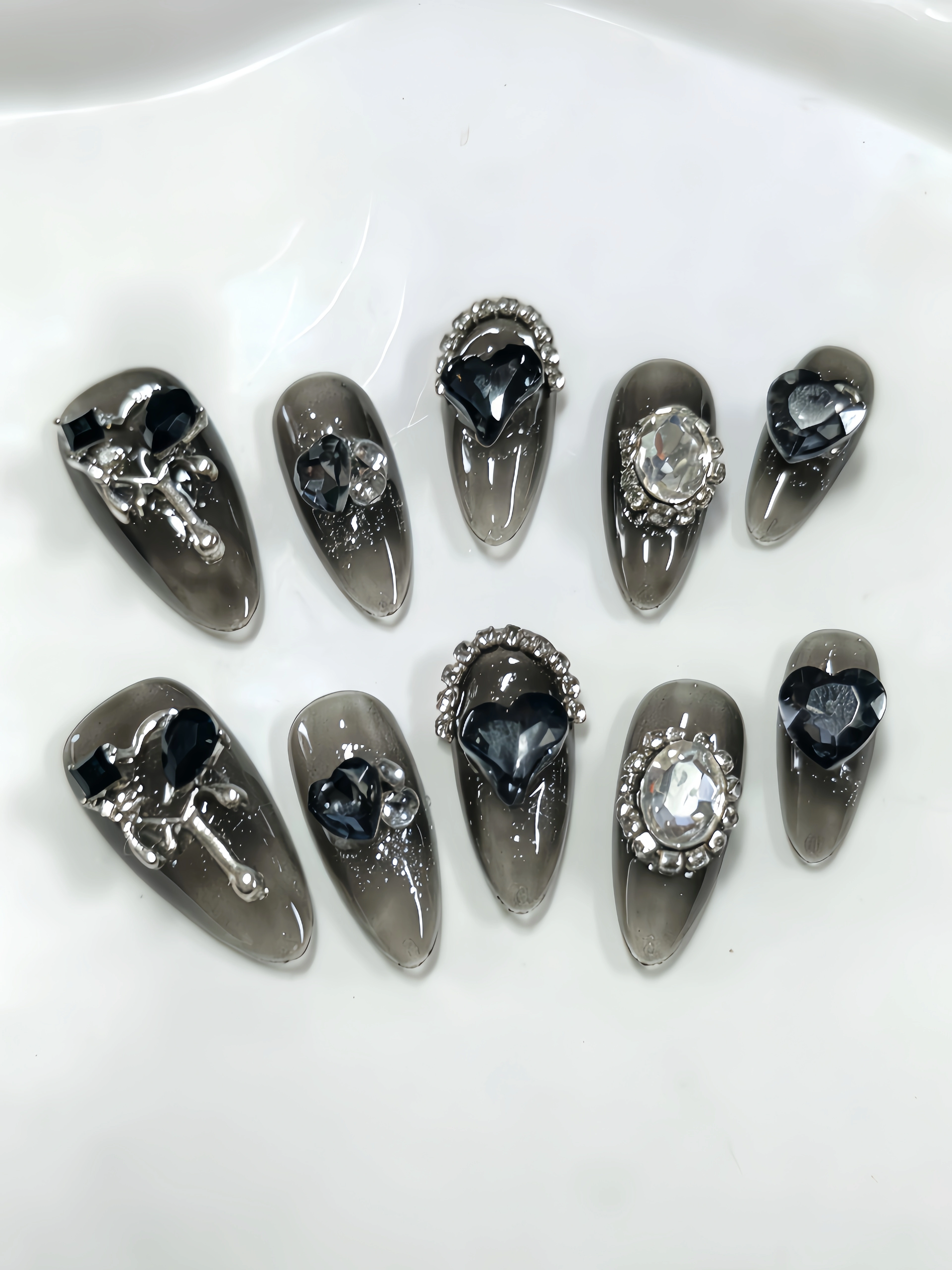 10 faux ongles de longueur moyenne en forme d'amande