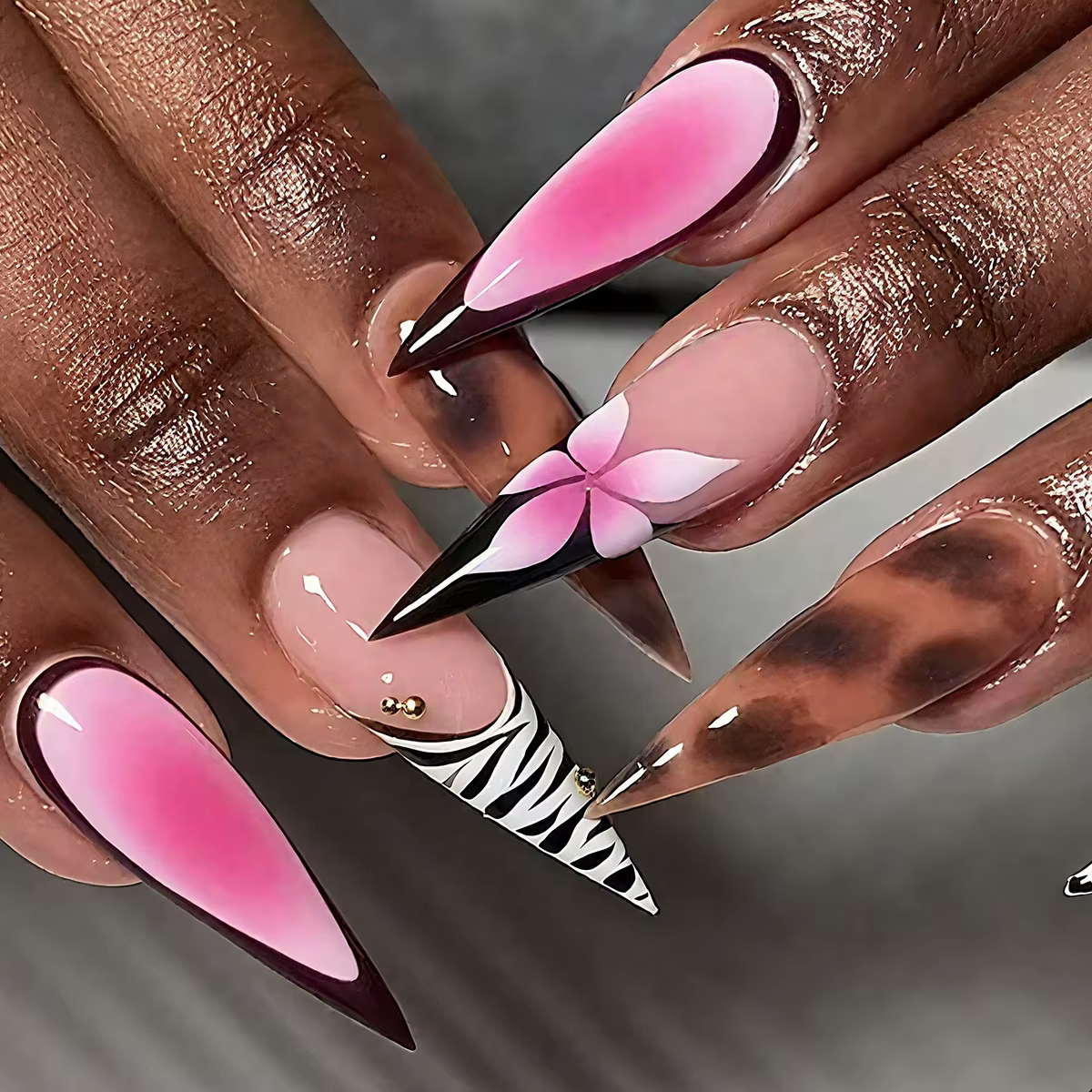 Faux ongles nude avec motif floral rose et bleu, perles métalliques et strass, forme amande, à presser, pour nail art