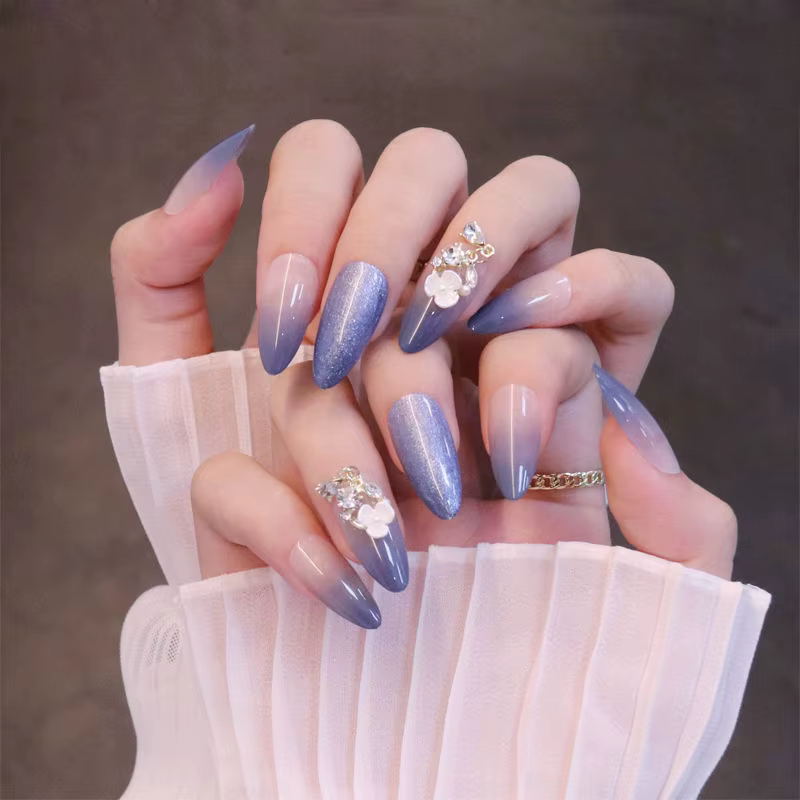 Faux ongles en diamant de même taille