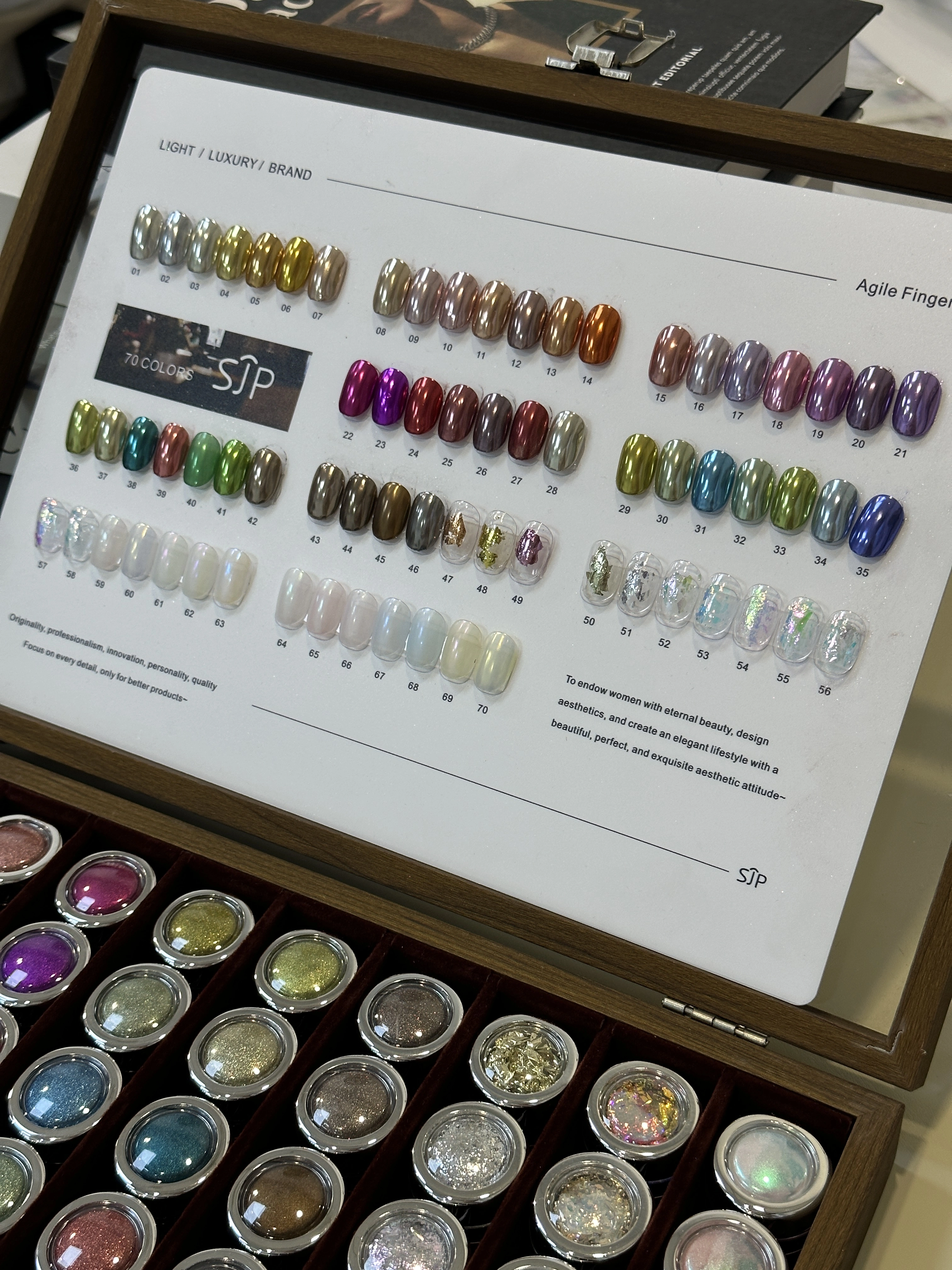 Ensemble de nail art rose opale de 70 couleurs comprenant des nuanciers et une boîte de rangement. Il offre des options