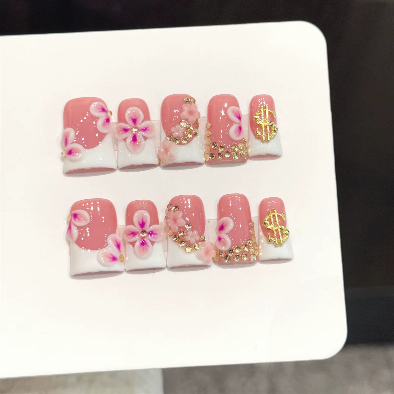 10 faux ongles courts blancs de style français avec motif floral 3D rose et or