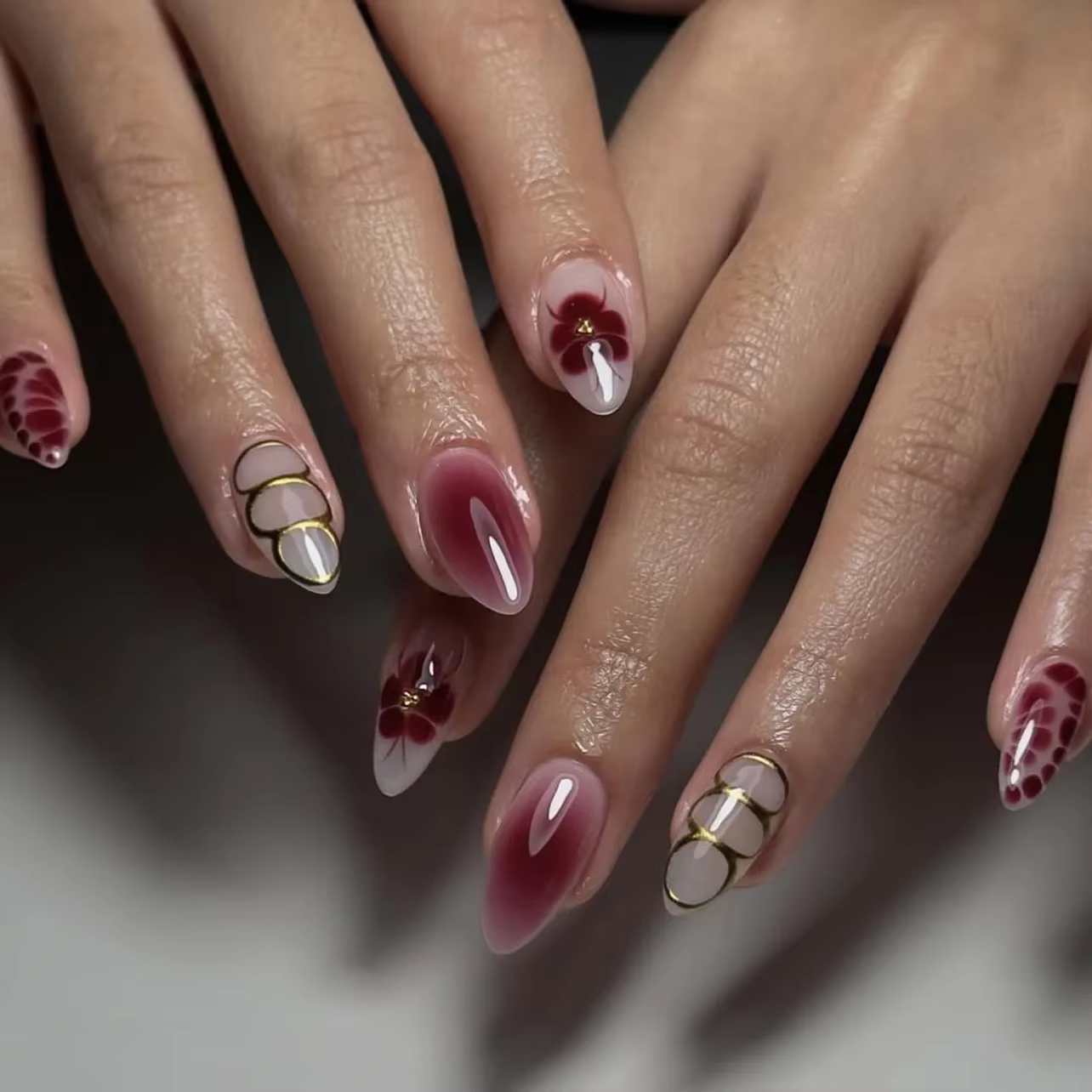 Mode fleurs brunes couleur nue Nail Art or français amande faux ongles détachable fini