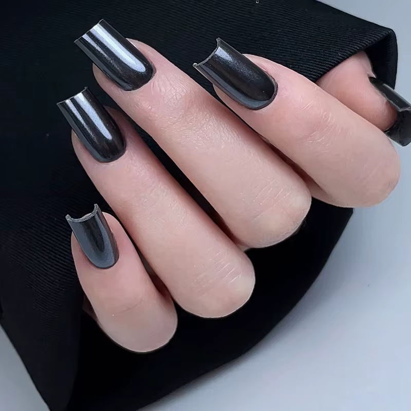 Poudre à ongles noire effet miroir
